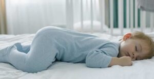 علت بی‌قراری و دست‌و‌پا زدن نوزاد در خواب