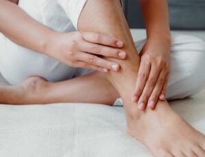 کمبود کدام ویتامین باعث گزگز دست و پا می‌شود؟