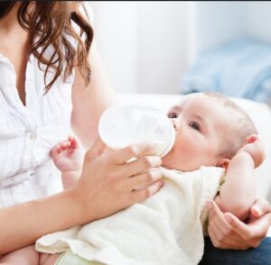 علت با ولع شیر خوردن نوزاد: تحلیل علمی و راهنمای والدین