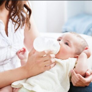 علت با ولع شیر خوردن نوزاد: تحلیل علمی و راهنمای والدین