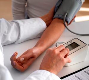 نحوه اندازه‌ گیری فشار خون | فشار خون نرمال برای خانم‌ها و آقایان