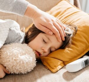 چگونه تب کودک را در خانه کنترل کنیم؟