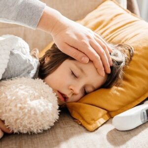 چگونه تب کودک را در خانه کنترل کنیم؟