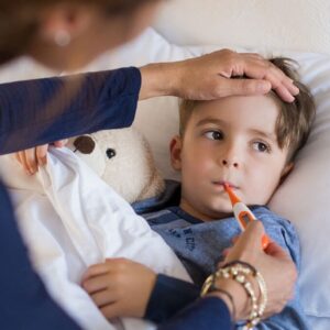 چگونه تب کودک ۷ ساله را پایین بیاوریم؟ راهنمای جامع والدین