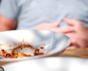 درمان نفخ شکم بعد از غذا: علت‌ها، پیشگیری و درمان‌های خانگی