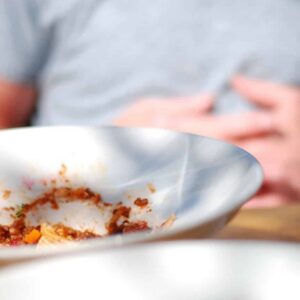 درمان نفخ شکم بعد از غذا: علت‌ها، پیشگیری و درمان‌های خانگی